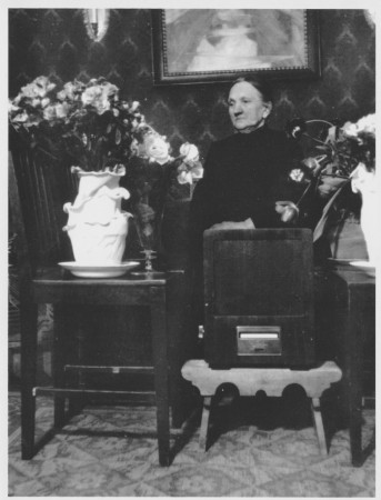 Farmor fyller år och har fått en radio - och så blomkrukor med kräppapper